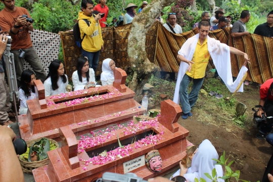 Gemulai Didik Nini Thowok menari di makam maestro Mbah Rasimoen