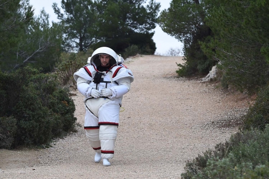 Begini cara ilmuwan Prancis uji ketahanan baju astronaut