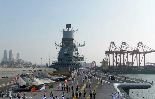 INS Vikramaditya, salah satu kapal induk terbesar bikinan India