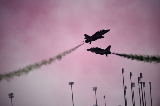 Manuver memukau jet-jet Arab di Bahrain International Airshow 2016