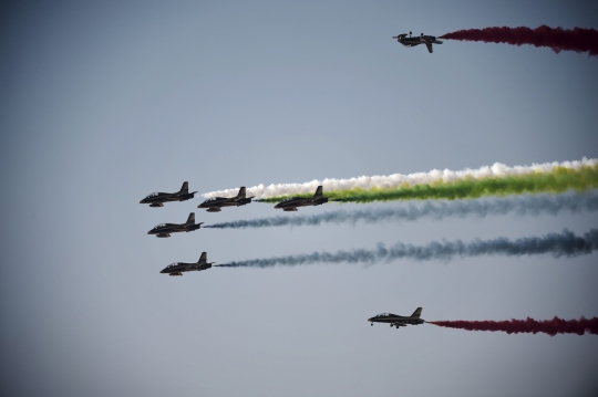 Manuver memukau jet-jet Arab di Bahrain International Airshow 2016