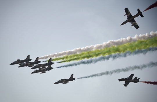 Manuver memukau jet-jet Arab di Bahrain International Airshow 2016