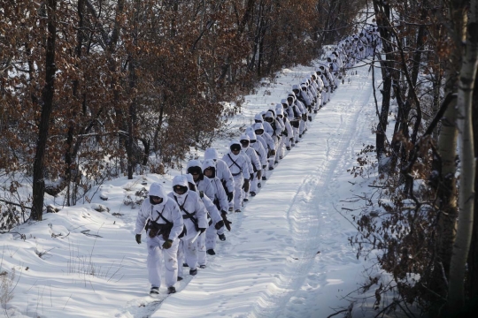 Aksi tentara China latihan di tengah suhu -30 derajat Celcius