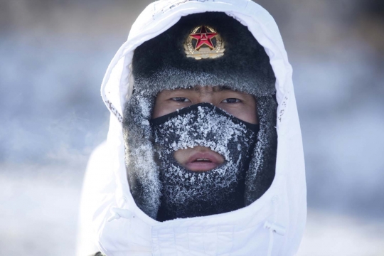 Aksi tentara China latihan di tengah suhu -30 derajat Celcius