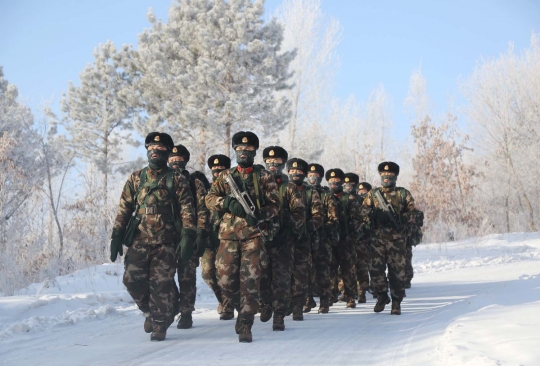 Aksi tentara China latihan di tengah suhu -30 derajat Celcius