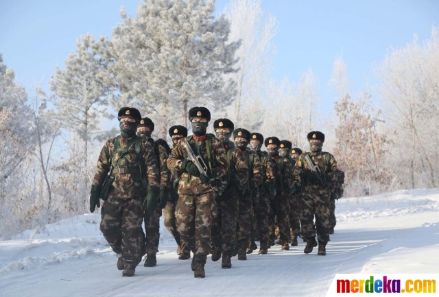 Foto Aksi Tentara China Latihan Di Tengah Suhu 30 Derajat Celcius Merdeka Com