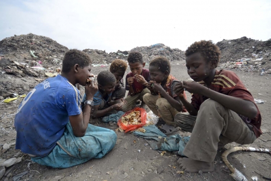 Potret miris bocah Yaman cari makan di tumpukan sampah
