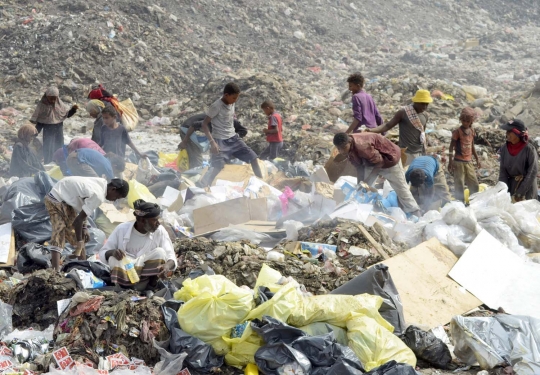 Potret miris bocah Yaman cari makan di tumpukan sampah