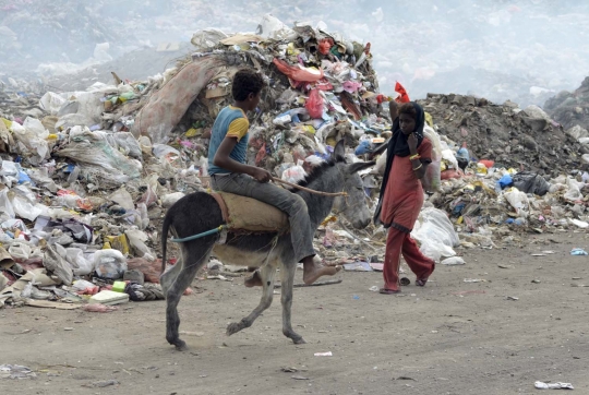 Potret miris bocah Yaman cari makan di tumpukan sampah