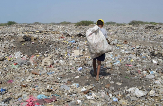 Potret miris bocah Yaman cari makan di tumpukan sampah