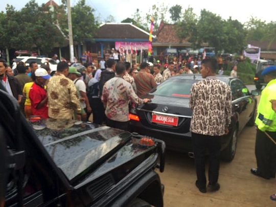 Bagi-bagi buku tulis, Jokowi diserbu antusias warga Wonogiri