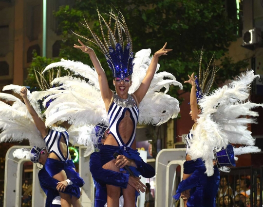 Aksi penari cantik dan seksi meriahkan Karnaval Uruguay