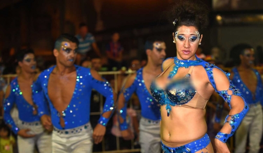 Aksi penari cantik dan seksi meriahkan Karnaval Uruguay