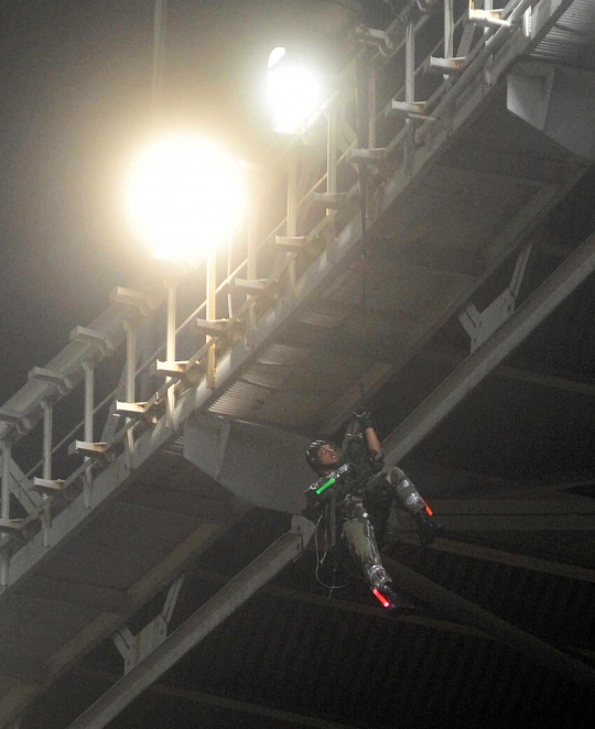 Penerjun Paskhas TNI AU tersangkut di GBK