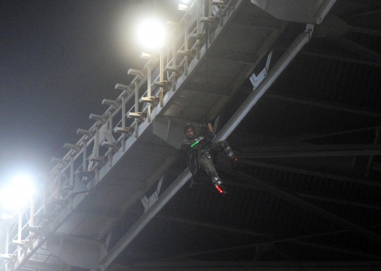 Penerjun Paskhas TNI AU tersangkut di GBK