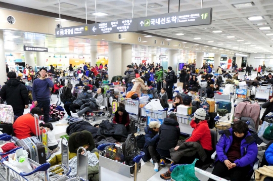 Dahsyatnya salju tebal lumpuhkan Bandara Internasional Jeju