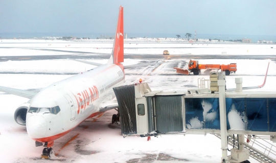 Dahsyatnya salju tebal lumpuhkan Bandara Internasional Jeju