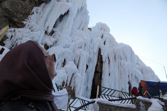 Aksi menantang maut panjat tebing di air terjun beku
