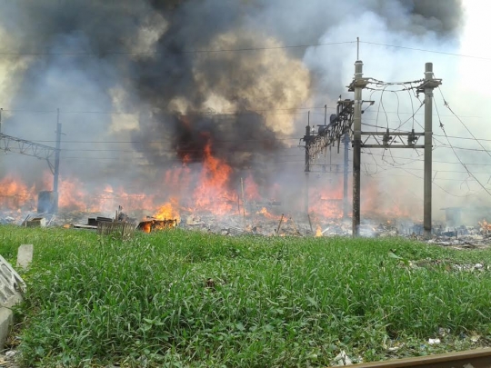 Api hanguskan permukiman padat penduduk di Kampung Bandan