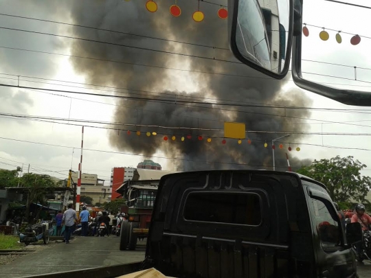 Api hanguskan permukiman padat penduduk di Kampung Bandan