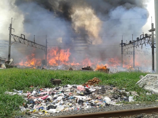 Api hanguskan permukiman padat penduduk di Kampung Bandan