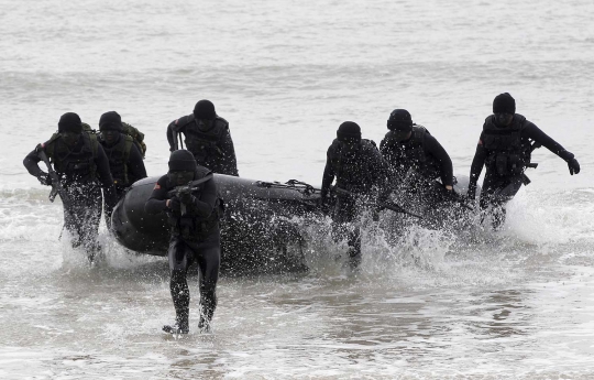 Gaya tempur pasukan katak militer Taiwan yang serba hitam