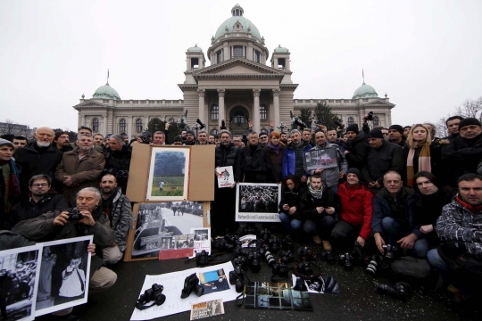 Hak cipta diremehkan, wartawan foto Serbia geruduk gedung parlemen