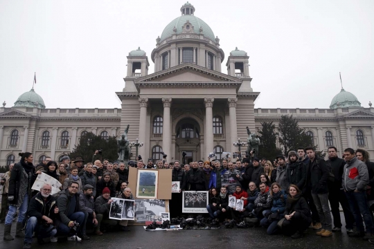 Hak cipta diremehkan, wartawan foto Serbia geruduk gedung parlemen