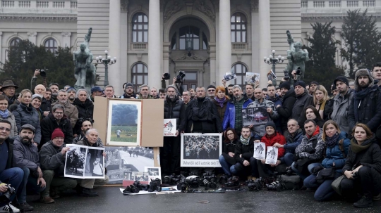 Hak cipta diremehkan, wartawan foto Serbia geruduk gedung parlemen