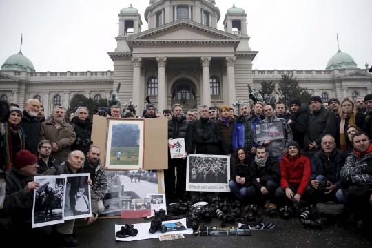 Hak cipta diremehkan, wartawan foto Serbia geruduk gedung parlemen