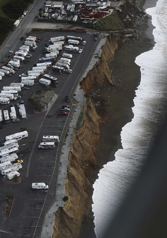 El Nino gerogoti tebing pantai California
