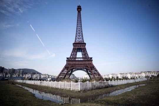 Melihat lebih dekat Menara Eiffel dan kota Paris buatan China