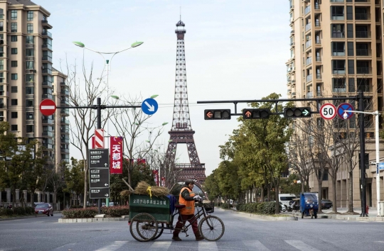 Melihat lebih dekat Menara Eiffel dan kota Paris buatan China