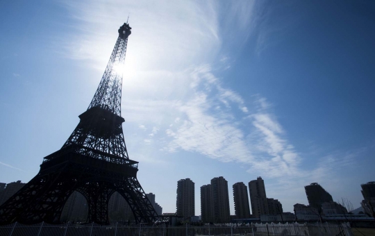 Melihat lebih dekat Menara Eiffel dan kota Paris buatan China