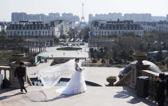 Melihat lebih dekat Menara Eiffel dan kota Paris buatan China