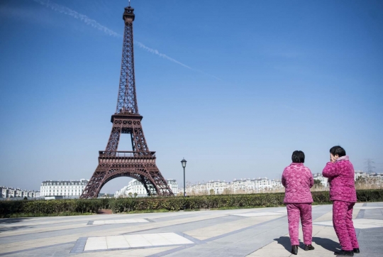 Melihat lebih dekat Menara Eiffel dan kota Paris buatan China