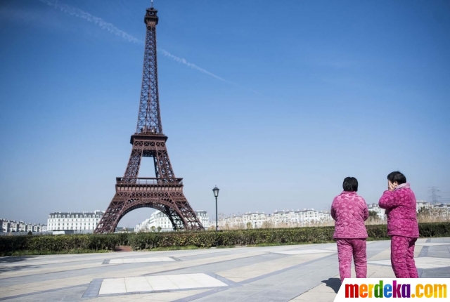 Foto : Melihat lebih dekat Menara Eiffel dan kota Paris 