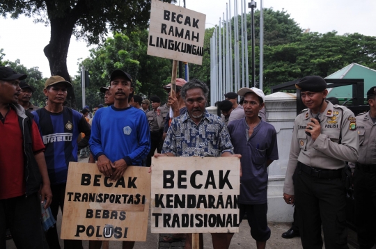 Ratusan tukang becak geruduk Balai Kota