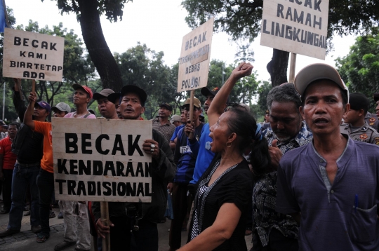 Ratusan tukang becak geruduk Balai Kota