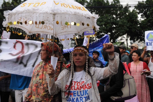 Ibu-ibu nelayan berorasi tolak reklamasi Teluk Jakarta di DPRD DKI