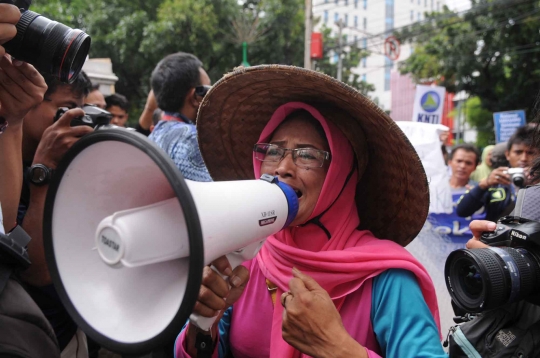 Ibu-ibu nelayan berorasi tolak reklamasi Teluk Jakarta di DPRD DKI