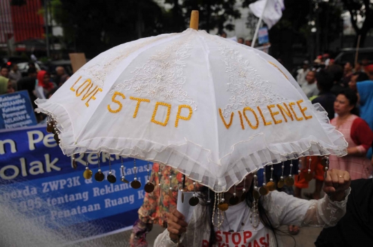 Ibu-ibu nelayan berorasi tolak reklamasi Teluk Jakarta di DPRD DKI