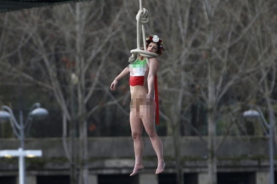 Aksi Femen gantung diri tolak kunjungan Presiden Iran di Paris