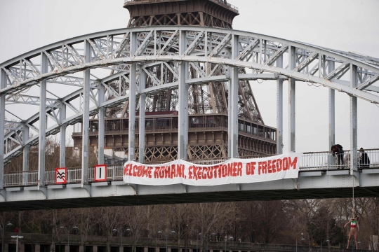 Aksi Femen gantung diri tolak kunjungan Presiden Iran di Paris