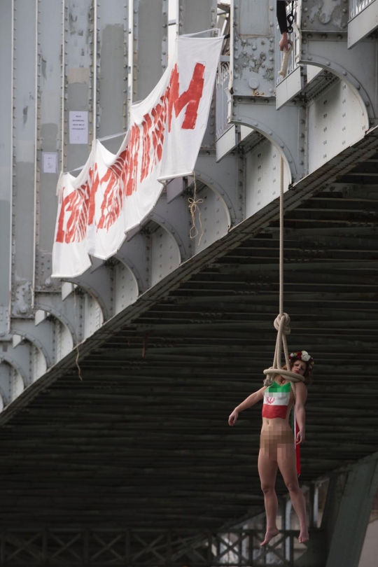 Aksi Femen gantung diri tolak kunjungan Presiden Iran di Paris