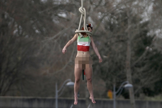 Aksi Femen gantung diri tolak kunjungan Presiden Iran di Paris