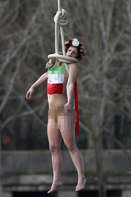 Aksi Femen gantung diri tolak kunjungan Presiden Iran di Paris