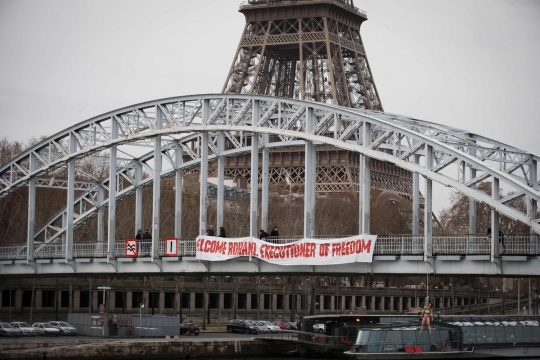 Aksi Femen gantung diri tolak kunjungan Presiden Iran di Paris