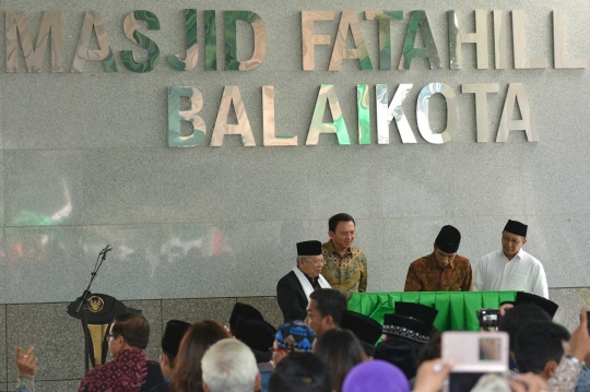 Diapit Ahok dan Menag, Jokowi resmikan masjid megah Balai Kota