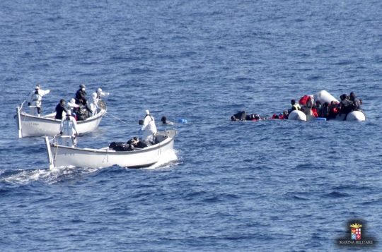 Penyelamatan ratusan imigran terombang-ambing di Laut Mediterania